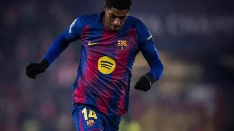 巴塞罗那迎战马德里竞技海报揭晓：亚马尔与阿尔瓦雷斯巅峰对决，拉菲尼亚居中闪耀