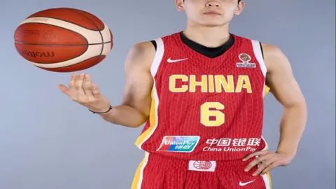 谢震业全国室内田径赛60米赛段折桂